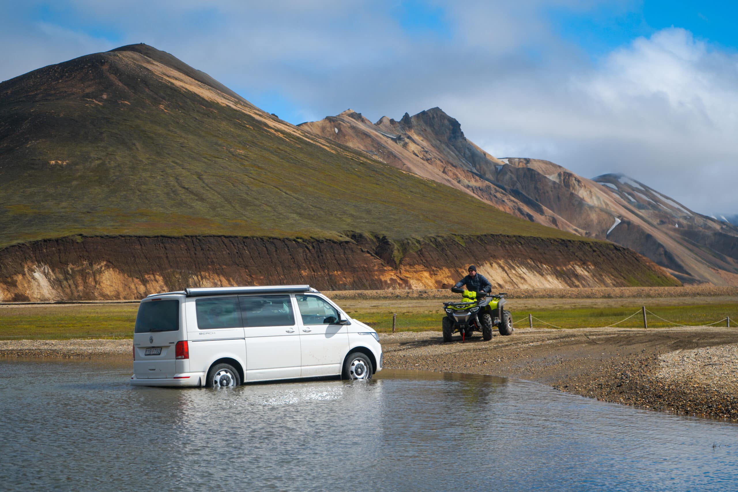 car stuck in river in landmannalaugar